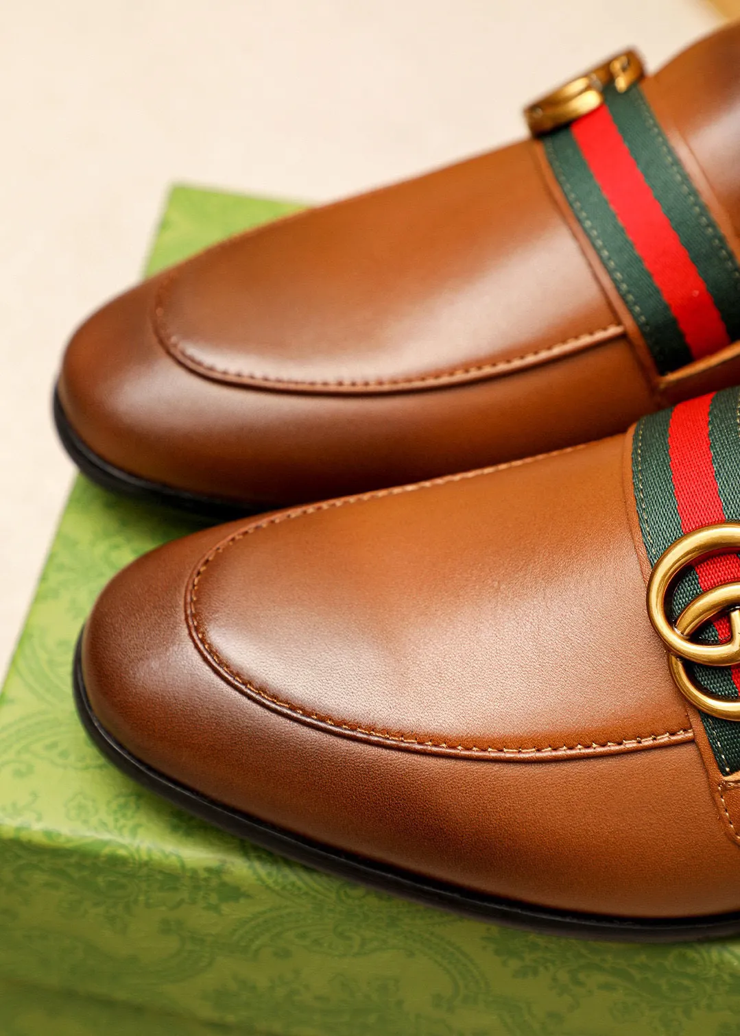 Men's shoes 💰400 💐 Product trademark: GUCCI "Gucci" casual leather shoes Regular size: 38-44 (45🉑️customized) Product materials: Selected imported first-layer calfskin upper + luxury hardware buckle, imported cowhide leather lining. Strong three-dimensional visual effect, rubber outsole Color: 2⃣️colors available